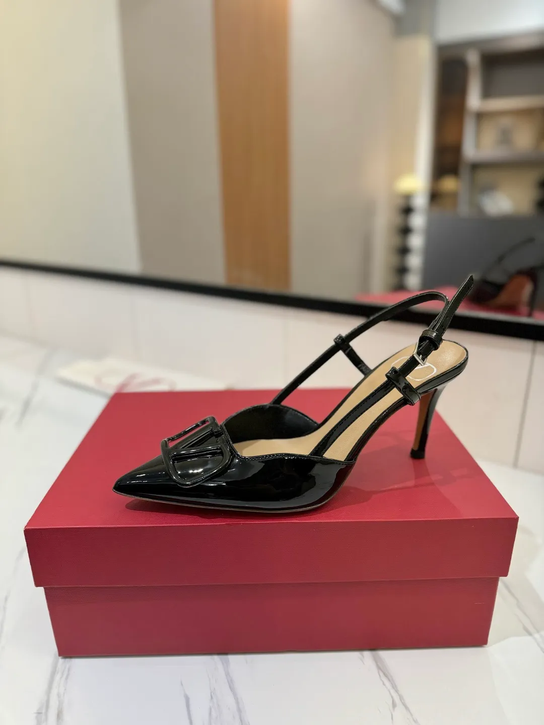 💕💕Factory direct selling price p520💕💕 Valentino launches a new series of sandals, sandals with pointed toe V-buckle sandals. The upper part of the foot is very pedicure-like. The key point is that it is very good and easy to control. It does not grind or tire your feet. It is a walking artifact! Metal VLOGO diamond buckle elements, full of high-end sense! It became sweet instantly.  The avant-garde VLOGO SIGNATURE shoe series interprets VALENTINO GARAVANI's candid attitude. Valentino Garavani V logo back hollow sandals with VLogo Signature decoration, platinum tone VLogo Signature decoration! Upper: imported patent leather Lining: imported goatskin Outsole: Italian leather outsole Heel height: 8cm Size: 35-39 (34-40-41-42 customized size)